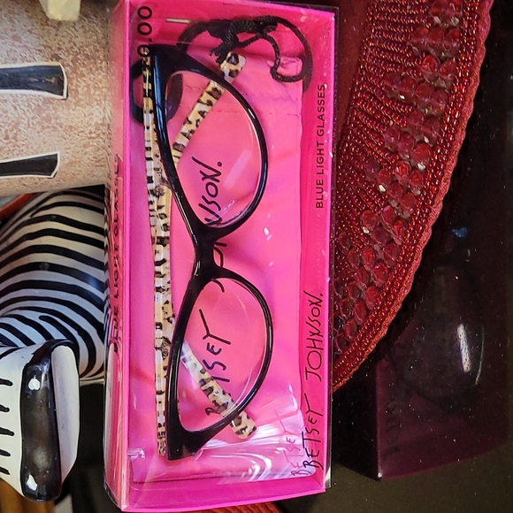 👓Betsey Johnson Eyewear - Picture 2 of 4